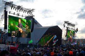 McCartney rolls back years as Glastonbury enters final day